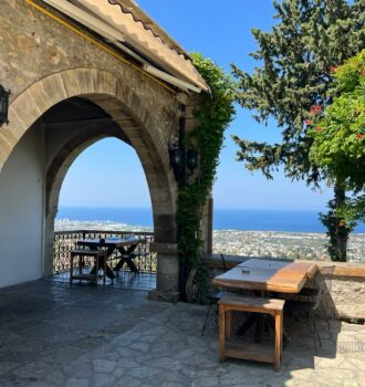 Kloster Bellapais, ein reservierter Tisch mit Blick auf Kyrenia und das Meer
